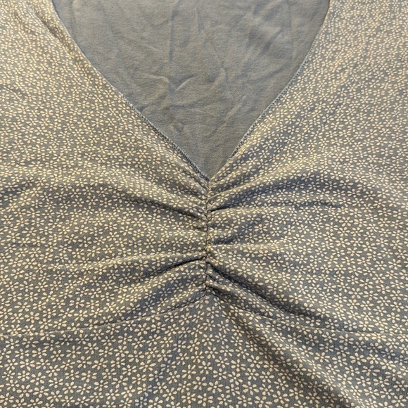 Brandy Melville Blue Flower ruched T - Picture 3 of 6